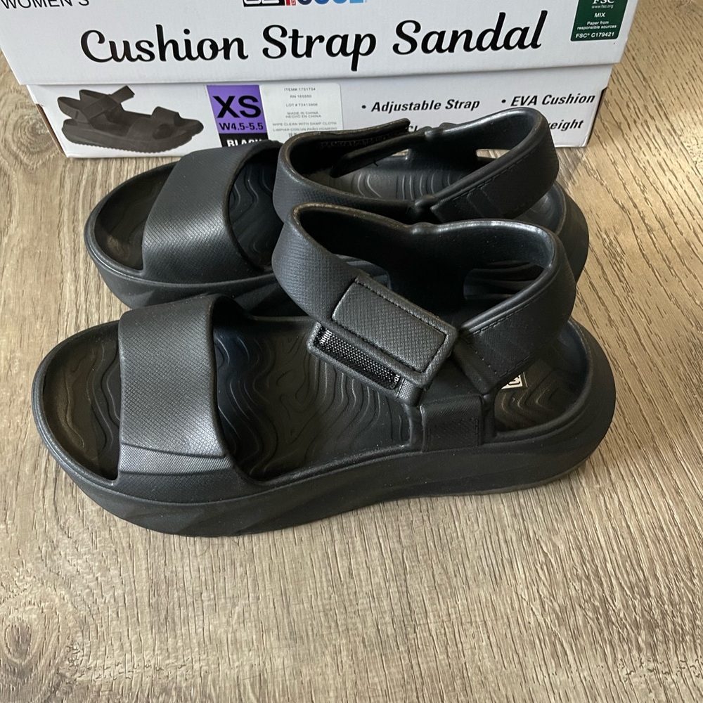 New woman’s shoes size 5